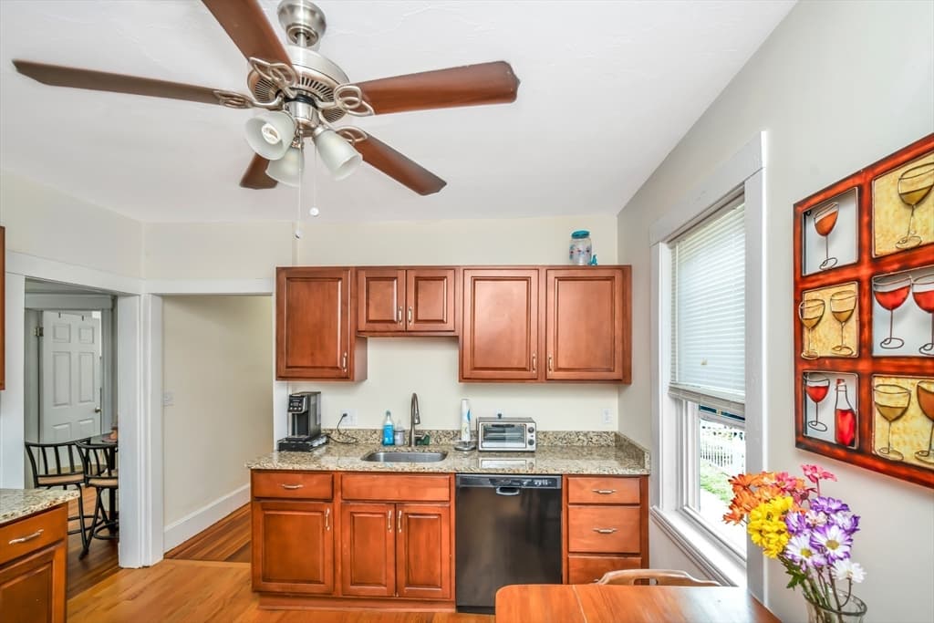 134 Willow St, Quincy MA 02170 photo 4