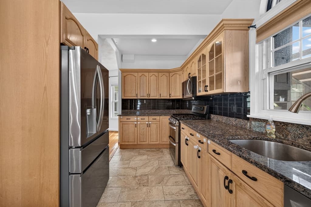 18 Henry St, Everett MA 02149 photo 2