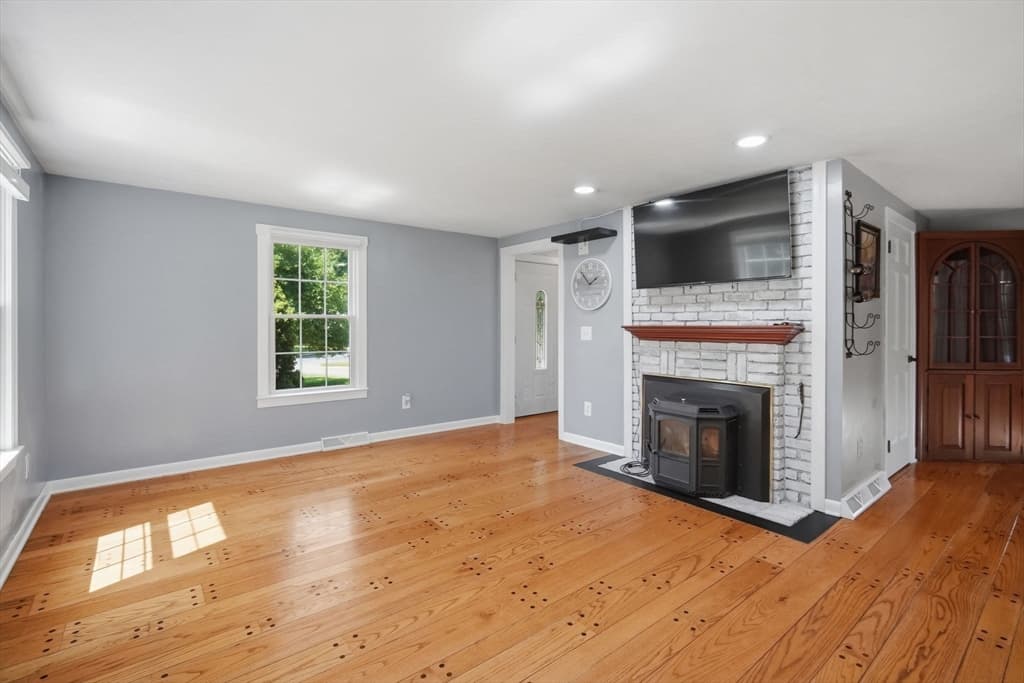 75 Tioga St, Springfield MA 01128 photo 9