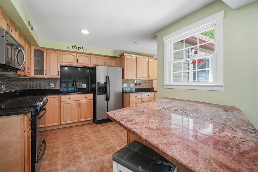 75 Tioga St, Springfield MA 01128 photo 24
