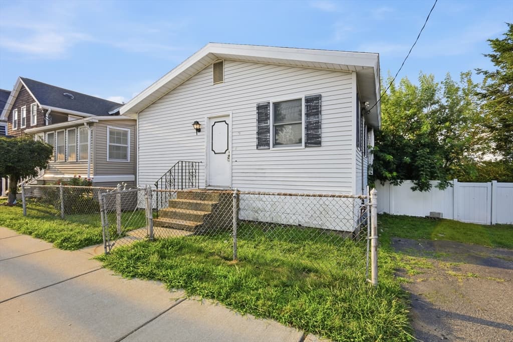 66 Calumet St, Revere MA 02151