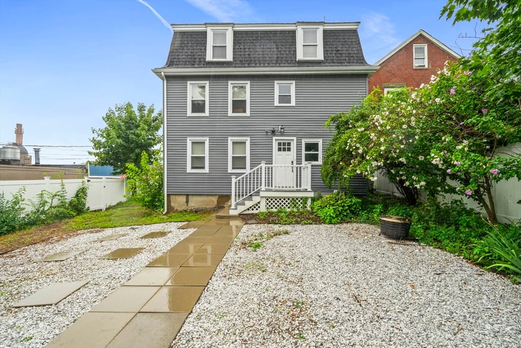 2 Stones Ct, Framingham MA 01701