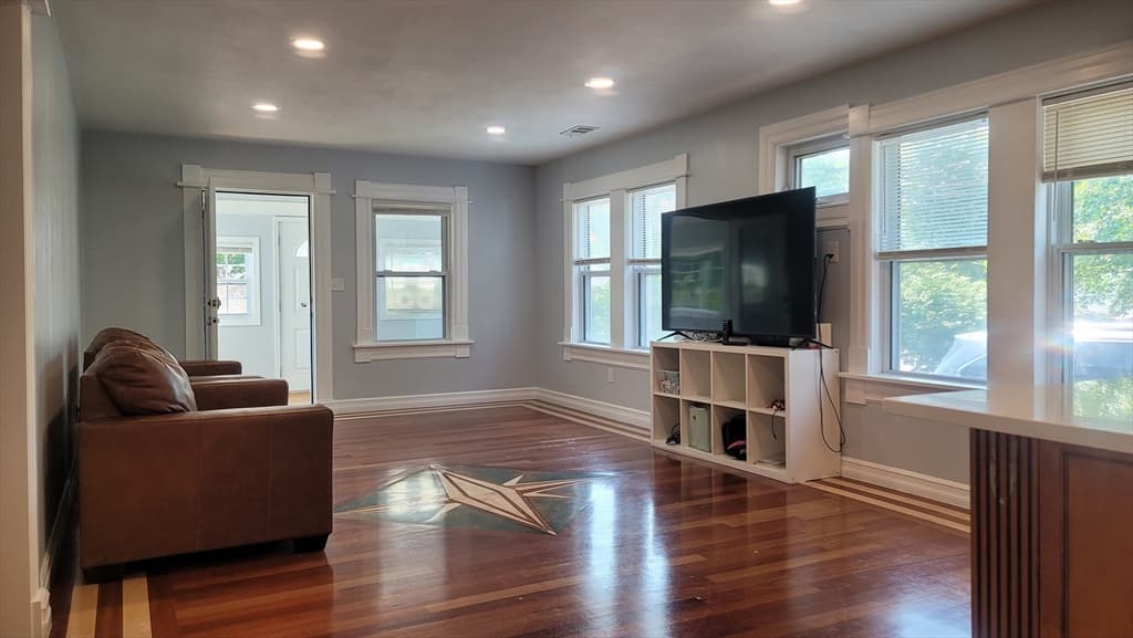 891 Granite St, Braintree MA 02184 photo 3