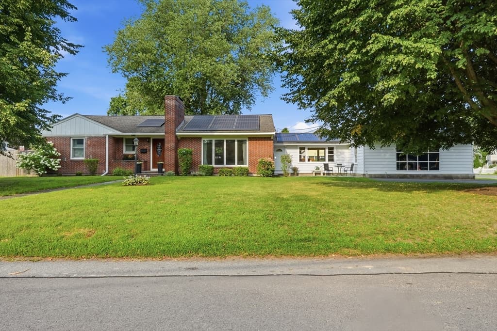 7 Pincushion Rd, Framingham MA 01702