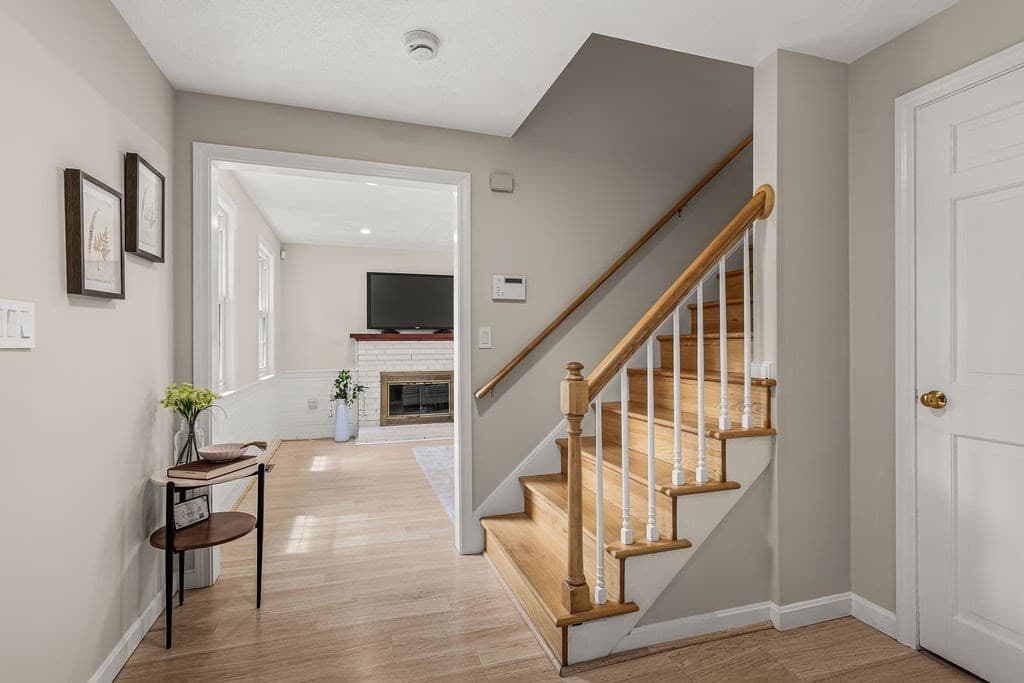 Single Family Residence at 394 Old Farm Rd, Franklin MA 02038, photo 3 of 42