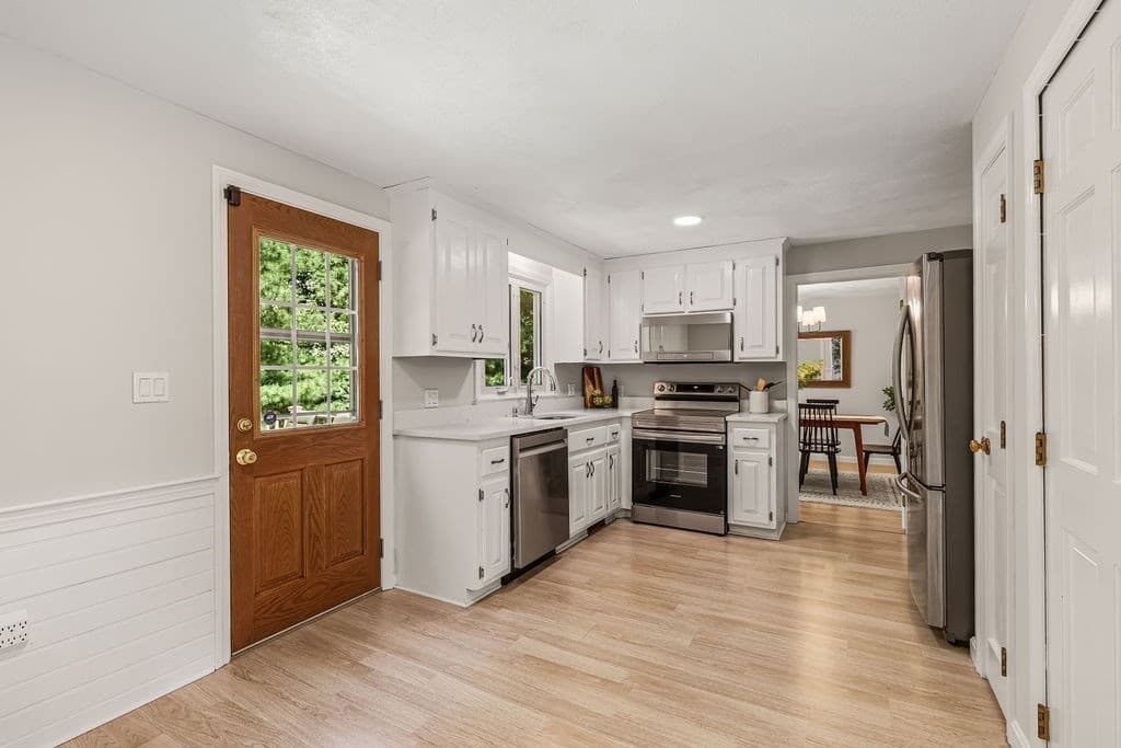 Single Family Residence at 394 Old Farm Rd, Franklin MA 02038, photo 10 of 42