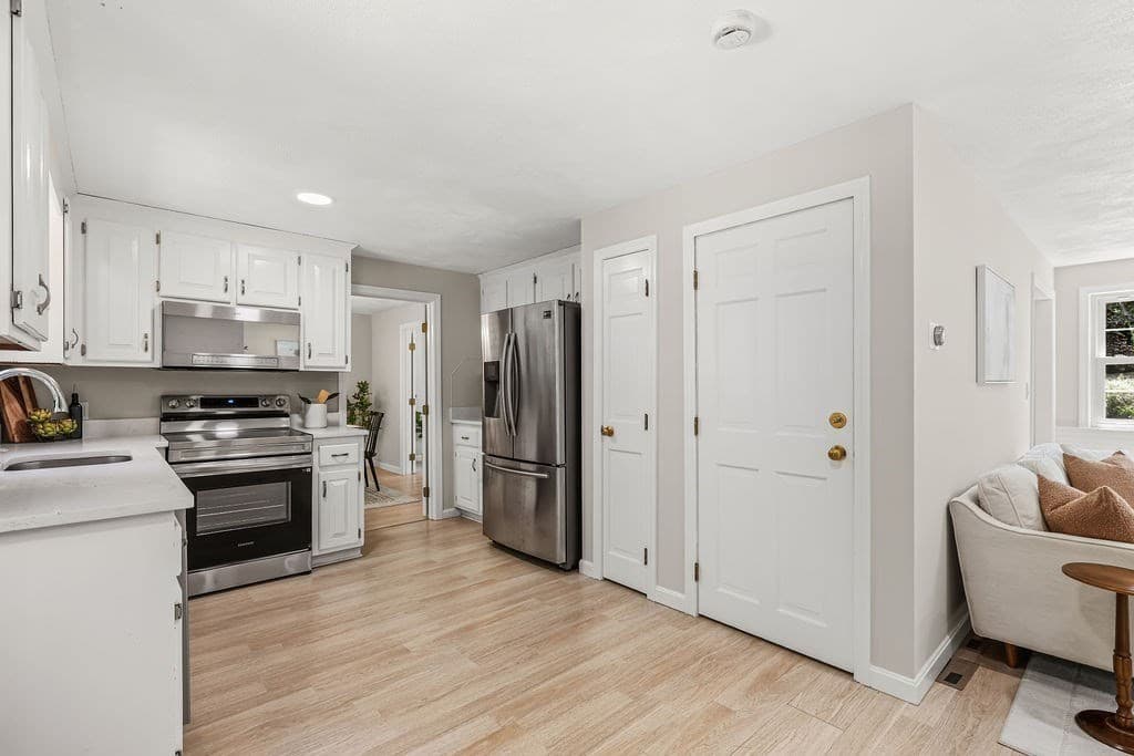 Single Family Residence at 394 Old Farm Rd, Franklin MA 02038, photo 11 of 42
