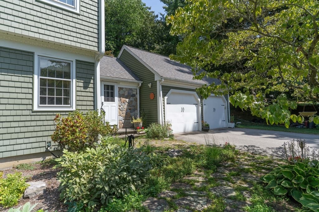 Single Family Residence at 32 Mcgregory Rd, Sturbridge MA 01566, Sturbridge, photo 7 of 42