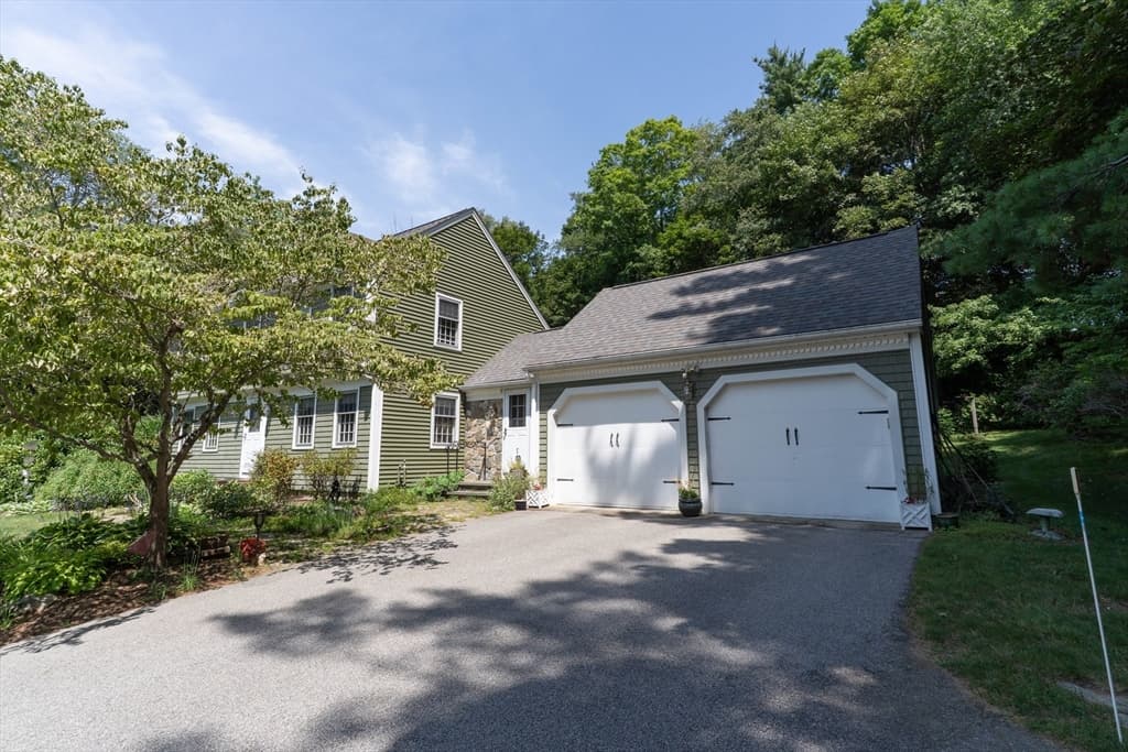 Single Family Residence at 32 Mcgregory Rd, Sturbridge MA 01566, Sturbridge, photo 5 of 42