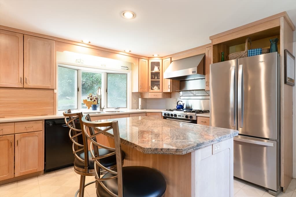 Single Family Residence at 32 Mcgregory Rd, Sturbridge MA 01566, Sturbridge, photo 9 of 42