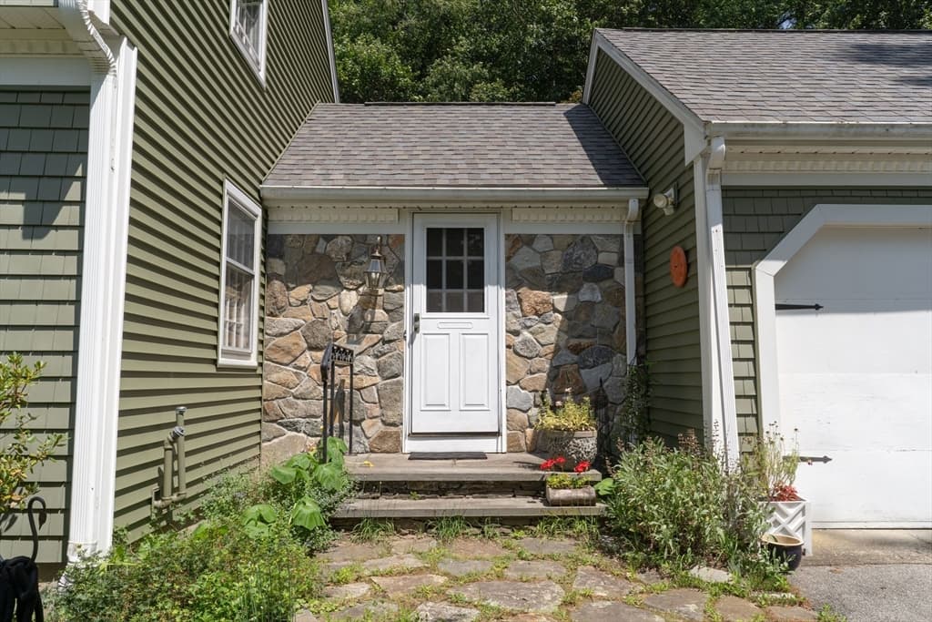 Single Family Residence at 32 Mcgregory Rd, Sturbridge MA 01566, Sturbridge, photo 8 of 42