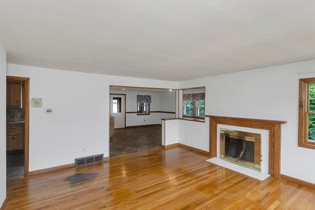 293 N Loomis St, Southwick MA 01077 photo 6