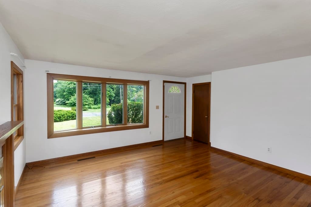 293 N Loomis St, Southwick MA 01077 photo 8