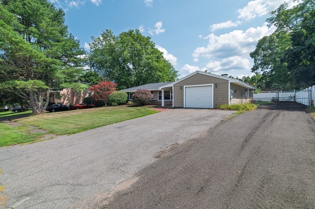 35 Dandy Rd, Brockton MA 02302 photo 2