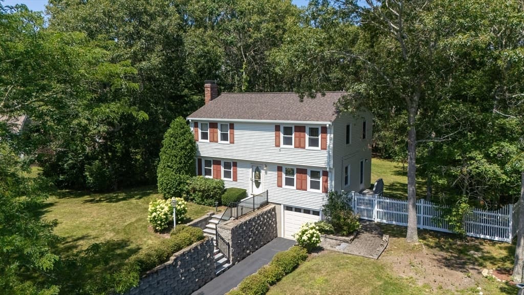 10 Pinehurst Dr, Bourne MA 02532