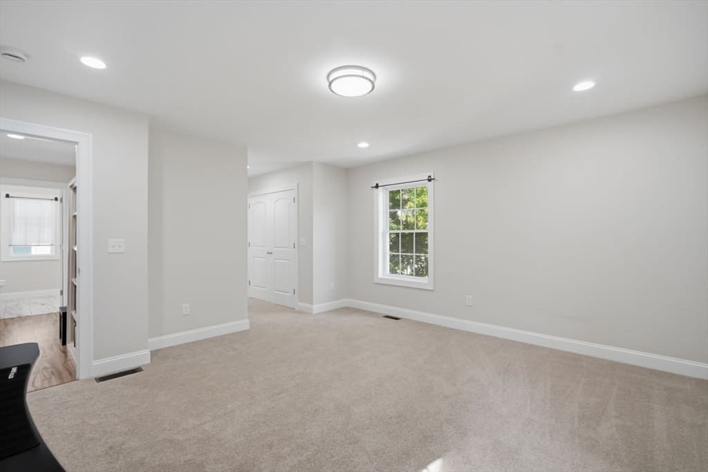 24 Medford St, Springfield MA 01107 photo 23