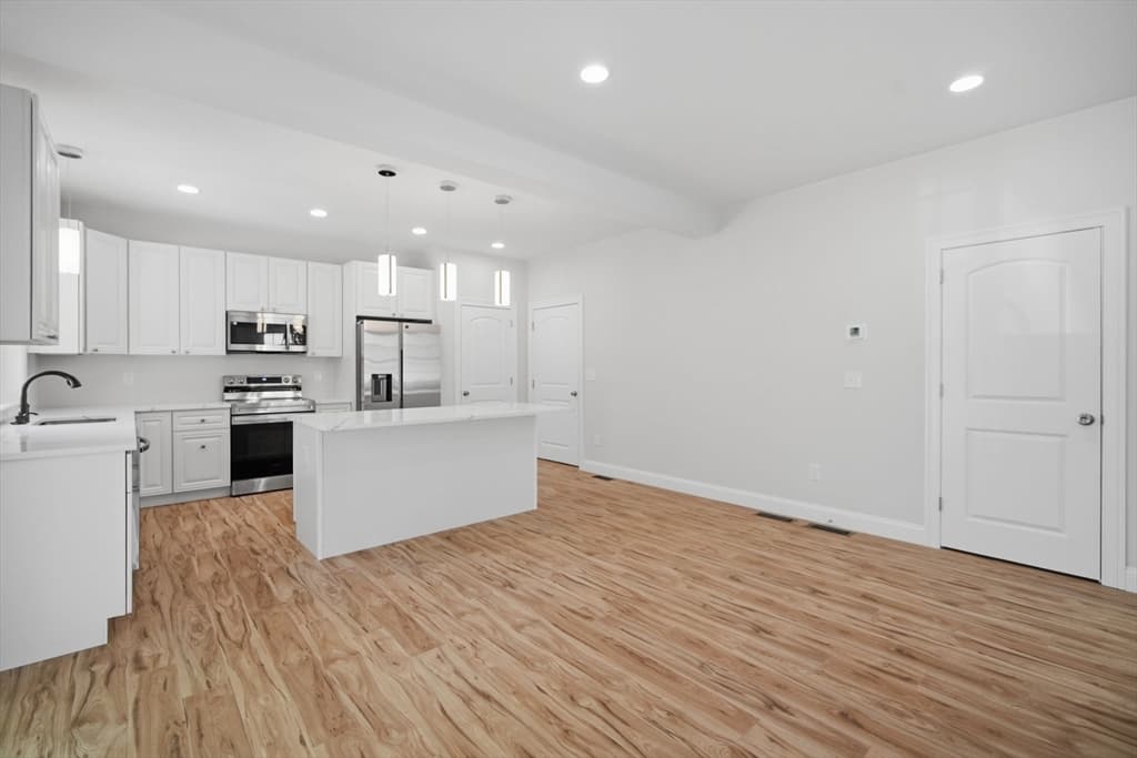 24 Medford St, Springfield MA 01107 photo 13