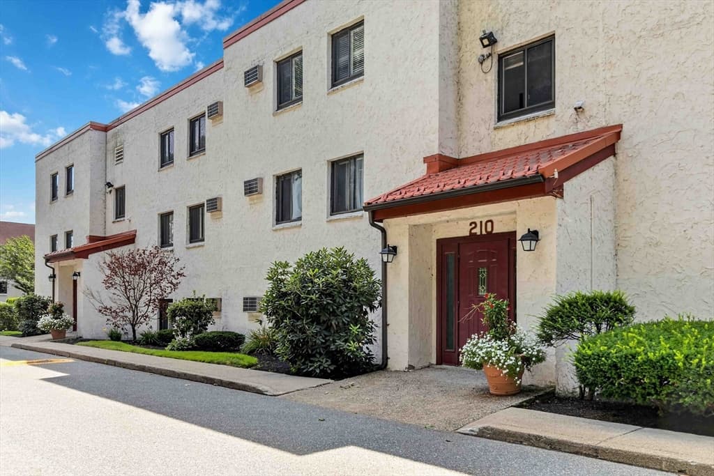 210 Fellsview Terrace # 212, Stoneham MA 02180