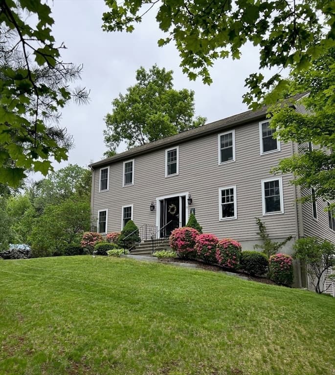 73 Maynard St, Northborough MA 01532