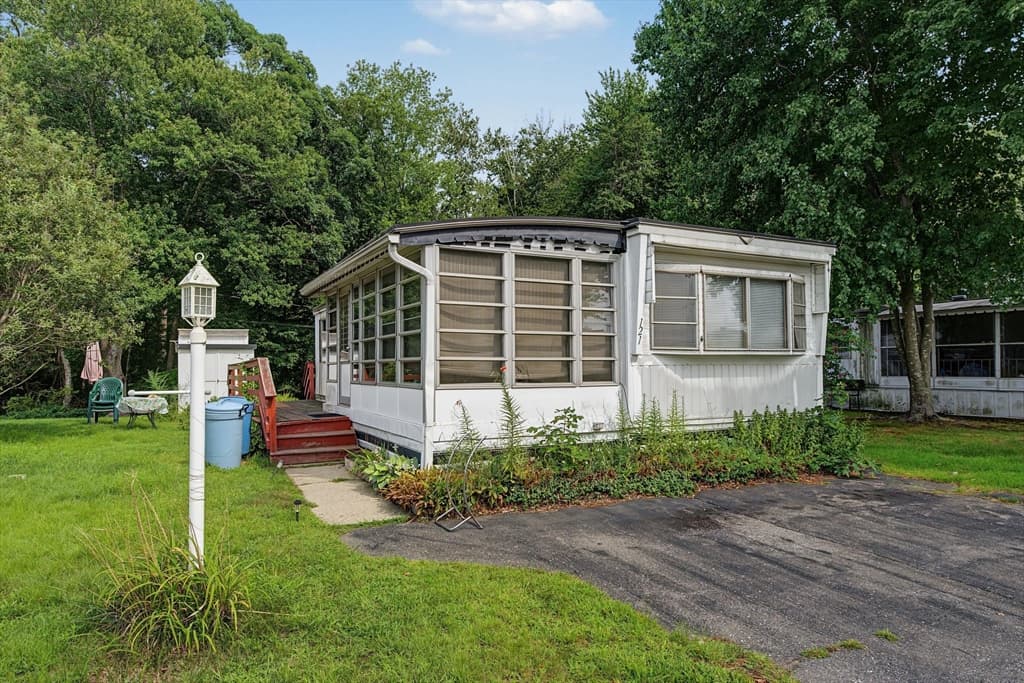 121 Mayflower Ave, Taunton MA 02780