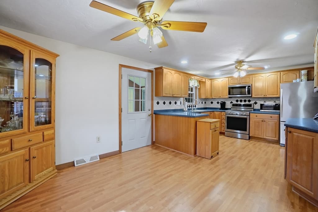25 Jionzo Rd, Milford MA 01757 photo 6
