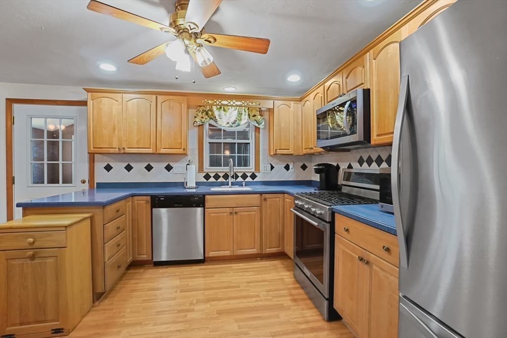 25 Jionzo Rd, Milford MA 01757 photo 3