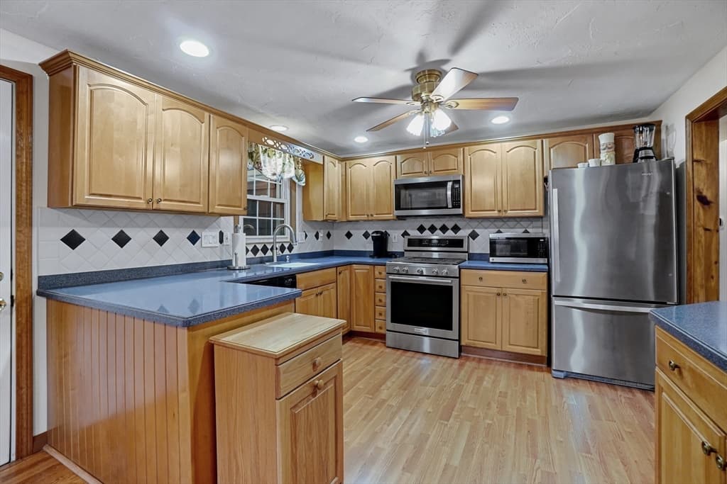 25 Jionzo Rd, Milford MA 01757 photo 4