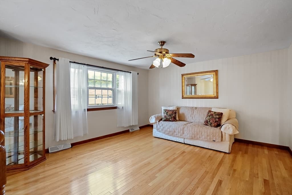 25 Jionzo Rd, Milford MA 01757 photo 8