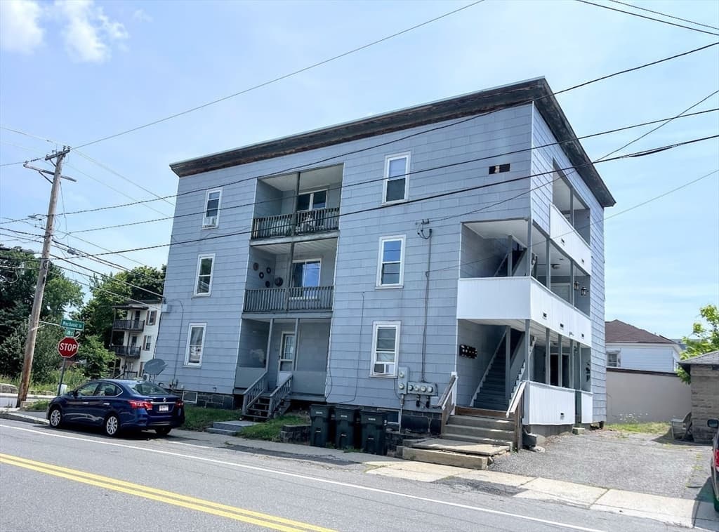 223 Mechanic St, Leominster MA 01453