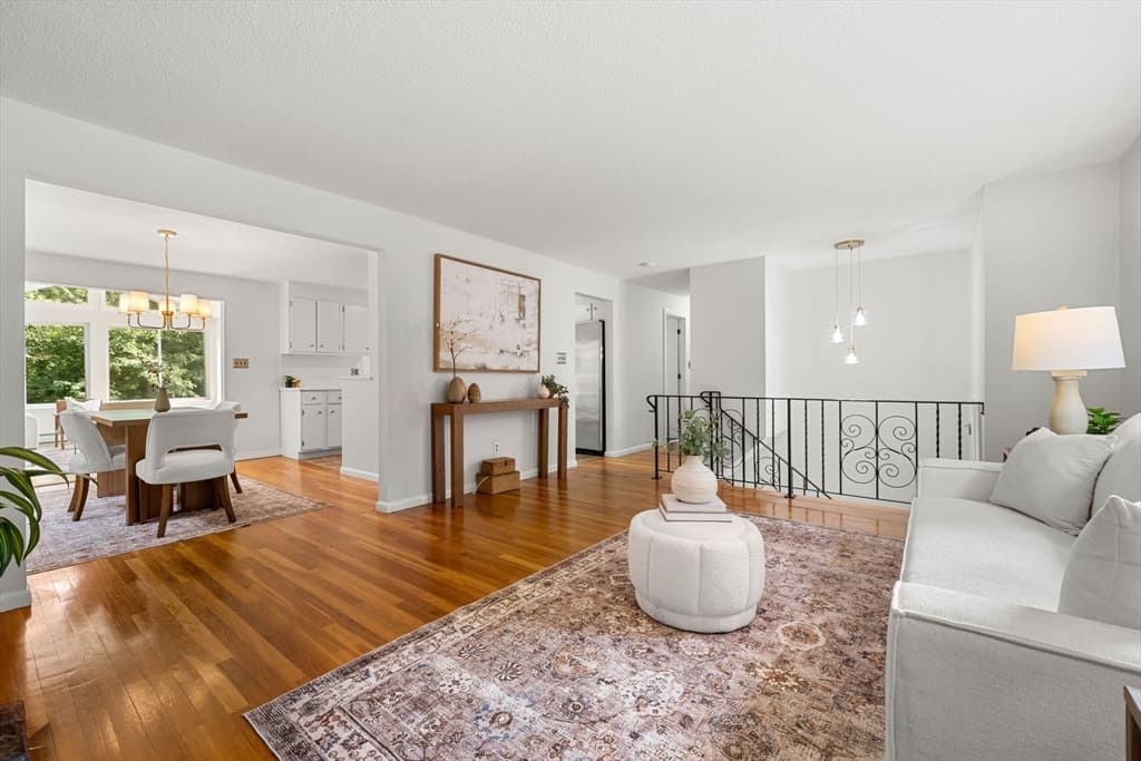 21 Freeport Dr, Burlington MA 01803 photo 3