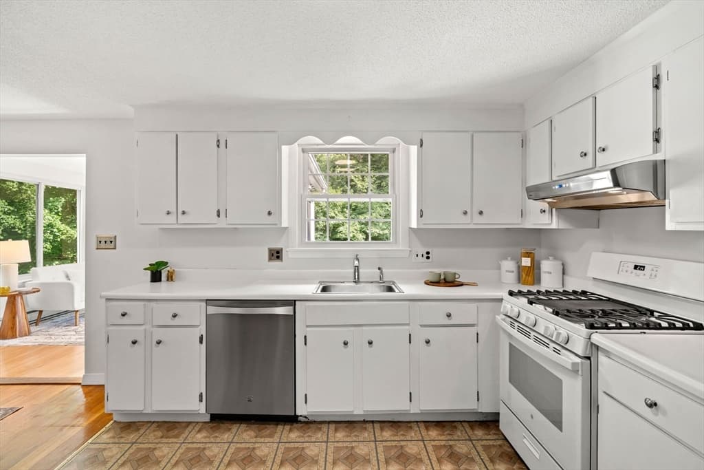 21 Freeport Dr, Burlington MA 01803 photo 10
