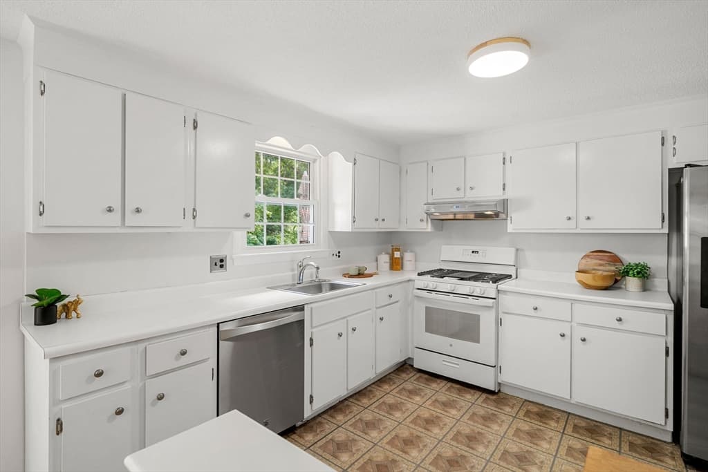 21 Freeport Dr, Burlington MA 01803 photo 11