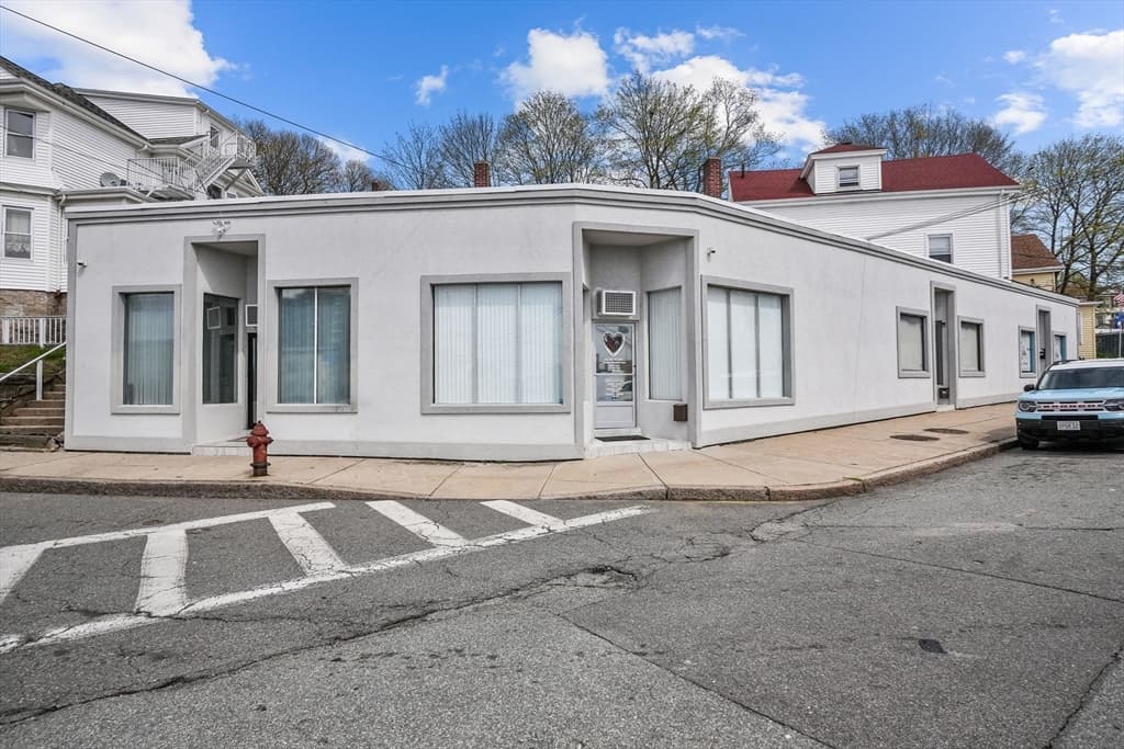 1792 Pleasant St, Fall River MA 02723