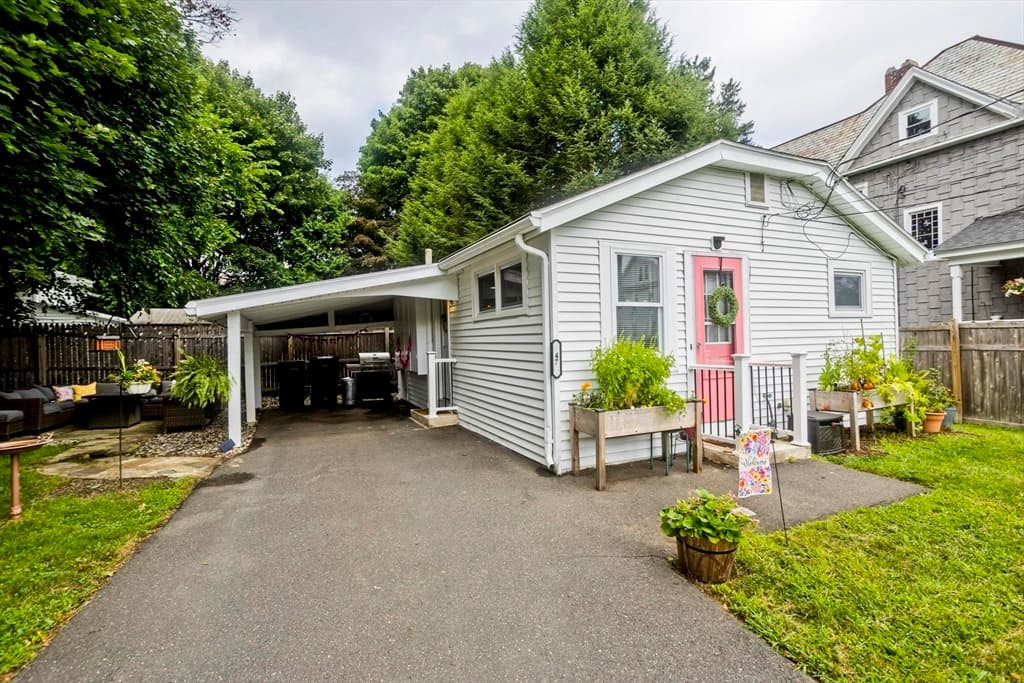 47 W School St, Westfield MA 01085