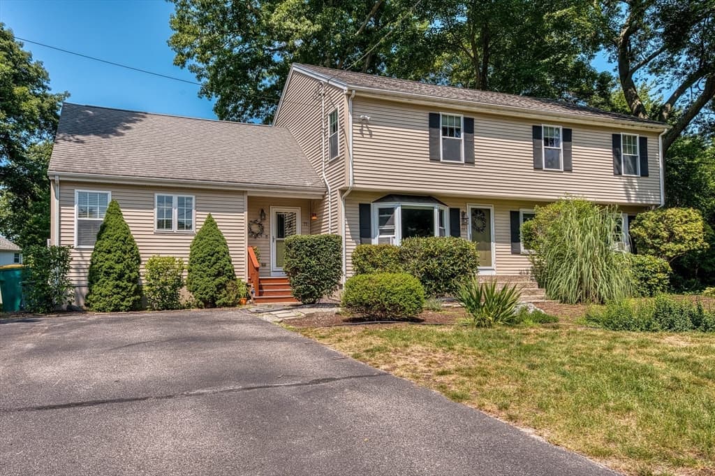 77 Oakcrest Drive, North Attleboro MA 02760