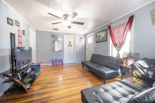 3 Dean St, Southbridge MA 01550