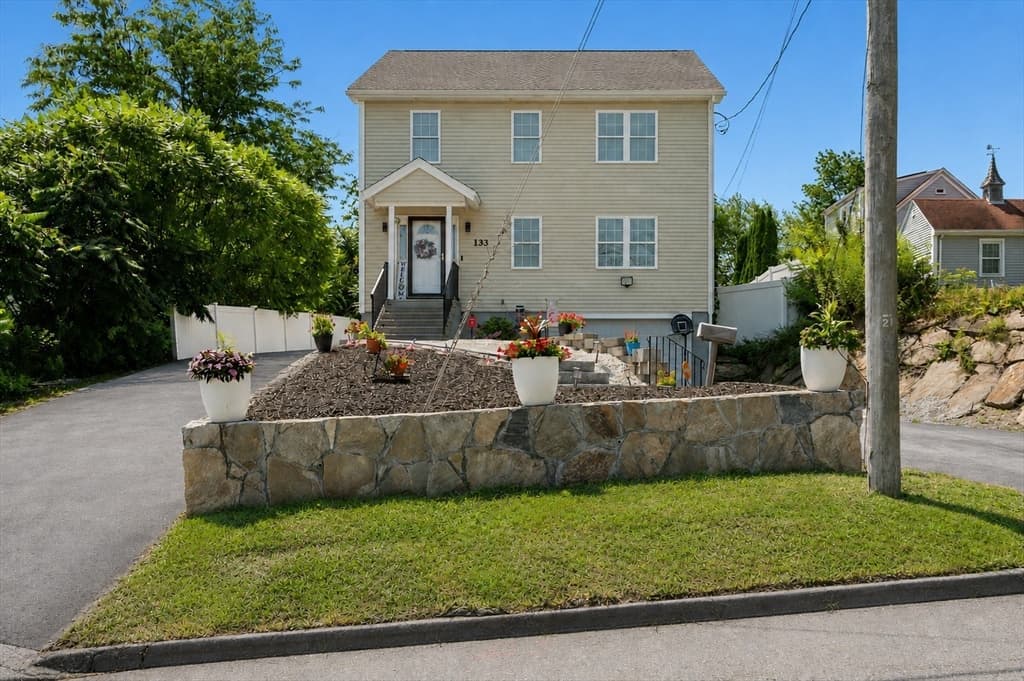 133 Apricot St, Worcester MA 01603 photo 2