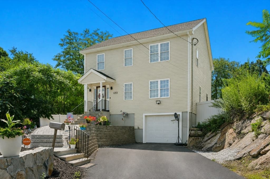 133 Apricot St, Worcester MA 01603