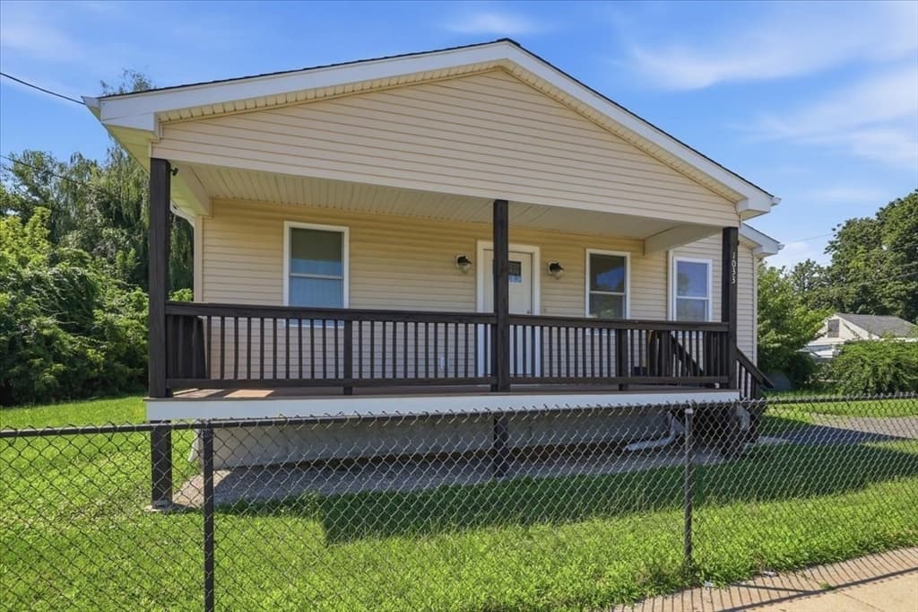 1033 Rodman St, Fall River MA 02721 photo 2