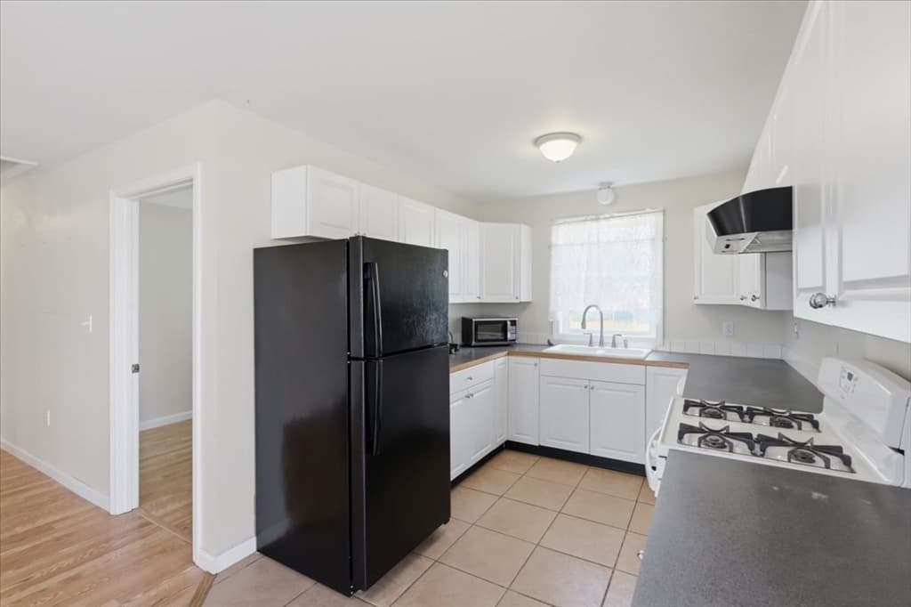 1033 Rodman St, Fall River MA 02721 photo 14