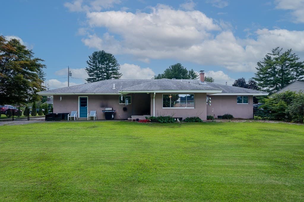 12 Elaine St, Webster MA 01570