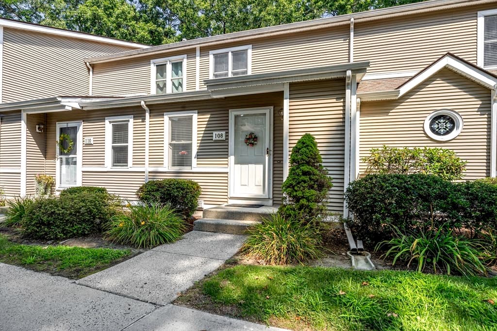 61 Abbey Memorial Dr # 108, Chicopee MA 01020