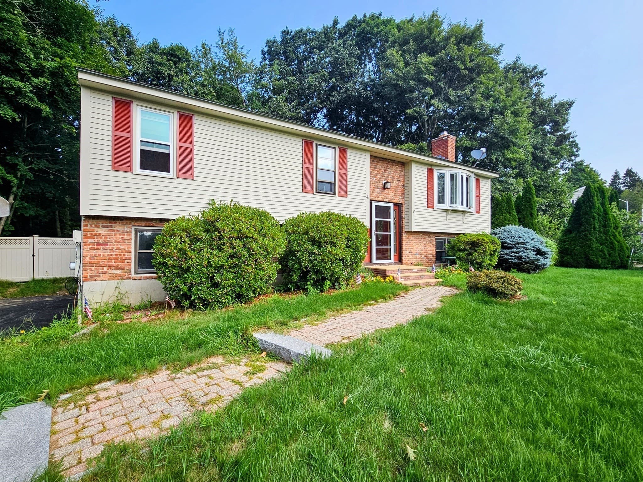 Single Family Residence at 4 Sycamore Dr, Rutland MA 01543, Rutland, photo 4 of 27