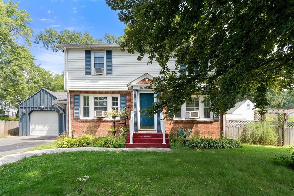 423 Tiffany St, Springfield MA 01108