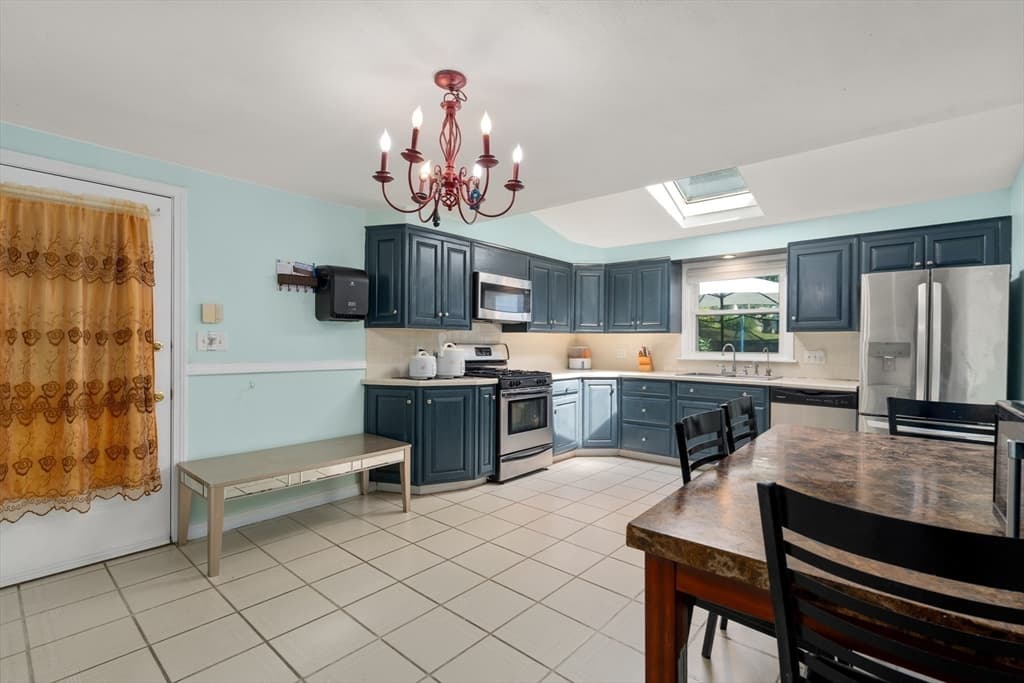 423 Tiffany St, Springfield MA 01108 photo 5