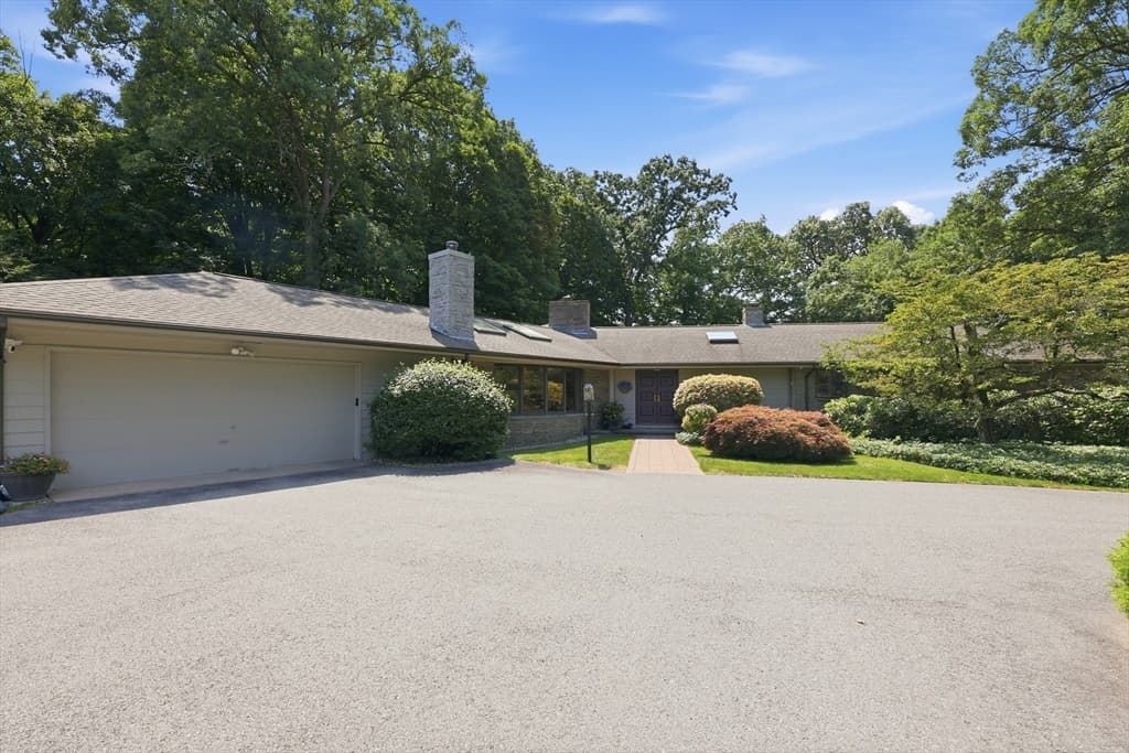 200 Crestview Circle, Longmeadow MA 01106 photo 2