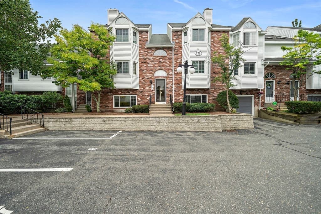 171 Tall Oaks Dr # F, Weymouth MA 02190
