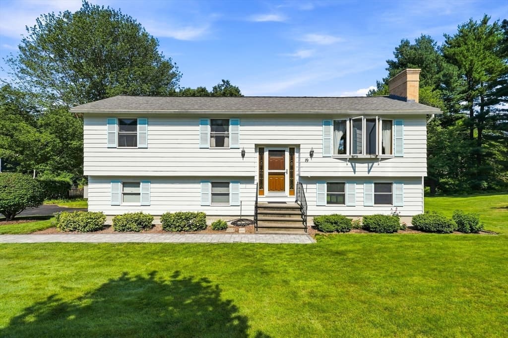 19 Mcintosh Rd, Chelmsford MA 01824 photo 2