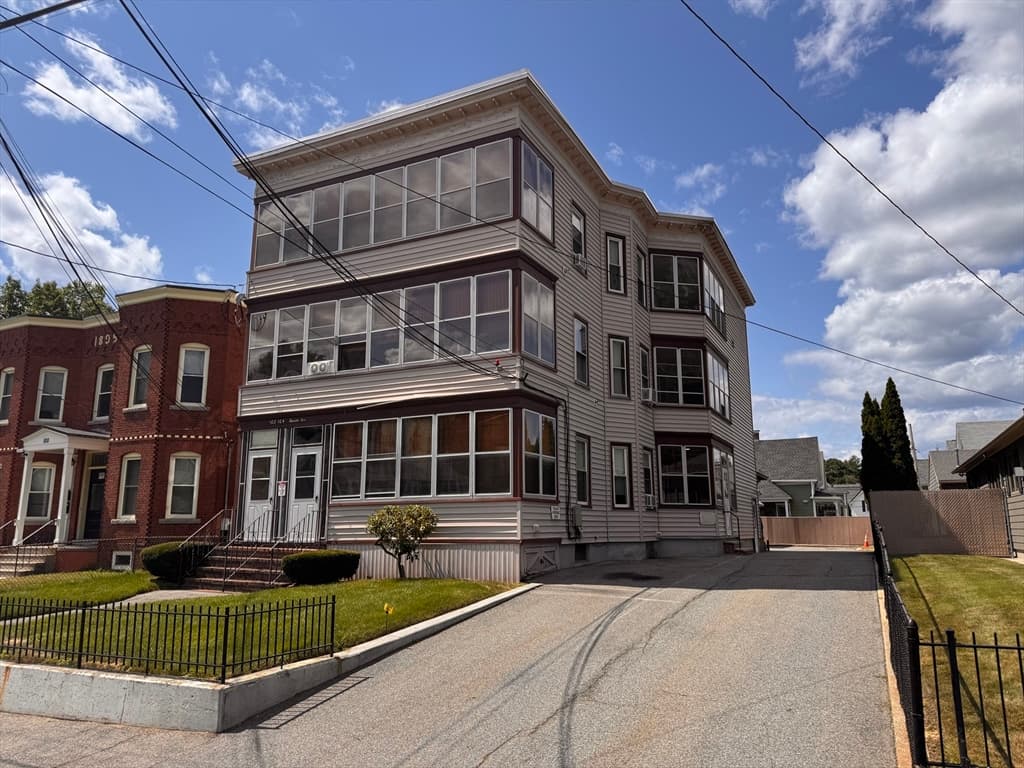 102 Fourth Ave, Lowell MA 01854