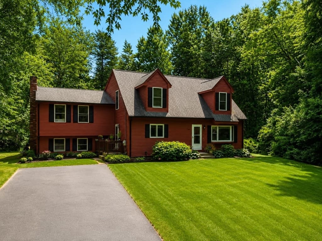 351 Hartford Ave E, Uxbridge MA 01569